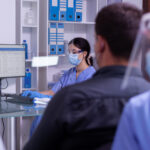 Trabajadores del sector sanitario atienden a los pacientes - Imagen de Stock (DC Studio - Freepik.es)