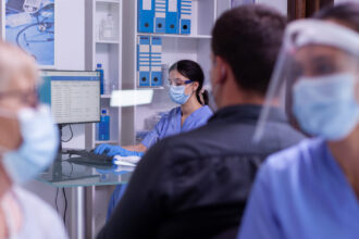 Trabajadores del sector sanitario atienden a los pacientes - Imagen de Stock (DC Studio - Freepik.es)