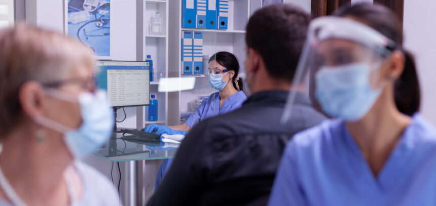Trabajadores del sector sanitario atienden a los pacientes - Imagen de Stock (DC Studio - Freepik.es)