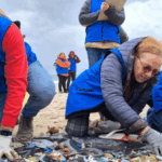 Recogida de basura marina en las playas de Burela