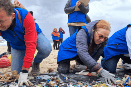 Recogida de basura marina en las playas de Burela