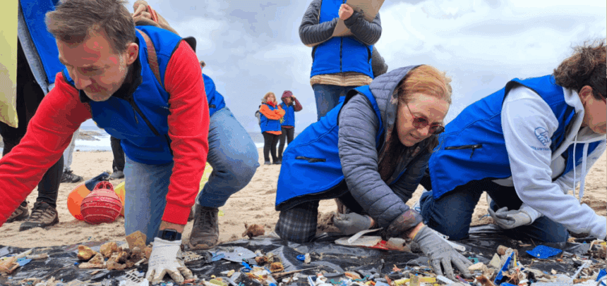 Recogida de basura marina en las playas de Burela