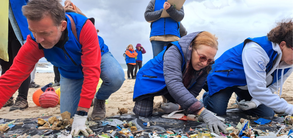 Recogida de basura marina en las playas de Burela