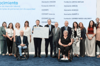 Foto de familia de la entrega de las subvenciones de ENAIRE