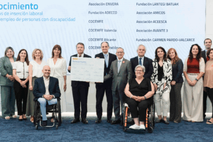 Foto de familia de la entrega de las subvenciones de ENAIRE