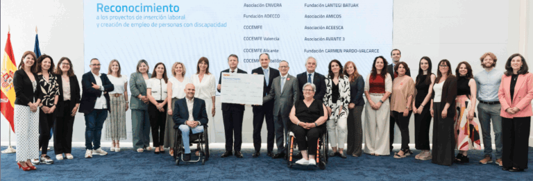Foto de familia de la entrega de las subvenciones de ENAIRE