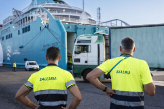 Operativa de embarque y carga de vehículos en el puerto de Barcelona en los barcos Hypatia y Martín y Soler de Baleària- (c) Vicens Gimenez