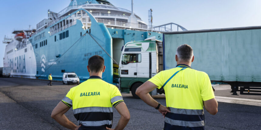 Operativa de embarque y carga de vehículos en el puerto de Barcelona en los barcos Hypatia y Martín y Soler de Baleària- (c) Vicens Gimenez