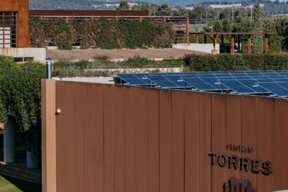 Placas solares en las bodegas de Familia Torres para reducir las emisiones de CO2