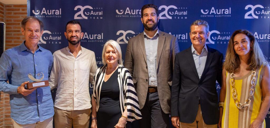 Abel Antón, Exatleta embajador de Aural Team; Juanma González, Atleta y paciente de Aural Centros Auditivos; Dña. María Antonia Rodríguez, Directora de Relaciones Institucionales de Aural Centros Auditivos; Sr. Don Borja Vivas, Concejal de Deportes del Excelentísimo Ayuntamiento de Málaga; Juan Ignacio Martínez, CEO de Aural Centros Auditivos; Penélope Segovia, Directoria del Departamento de Excelencia de Aural Centros Auditivos