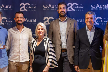 Abel Antón, Exatleta embajador de Aural Team; Juanma González, Atleta y paciente de Aural Centros Auditivos; Dña. María Antonia Rodríguez, Directora de Relaciones Institucionales de Aural Centros Auditivos; Sr. Don Borja Vivas, Concejal de Deportes del Excelentísimo Ayuntamiento de Málaga; Juan Ignacio Martínez, CEO de Aural Centros Auditivos; Penélope Segovia, Directoria del Departamento de Excelencia de Aural Centros Auditivos
