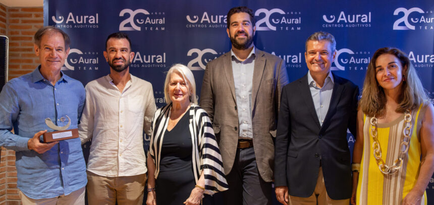 Abel Antón, Exatleta embajador de Aural Team; Juanma González, Atleta y paciente de Aural Centros Auditivos; Dña. María Antonia Rodríguez, Directora de Relaciones Institucionales de Aural Centros Auditivos; Sr. Don Borja Vivas, Concejal de Deportes del Excelentísimo Ayuntamiento de Málaga; Juan Ignacio Martínez, CEO de Aural Centros Auditivos; Penélope Segovia, Directoria del Departamento de Excelencia de Aural Centros Auditivos