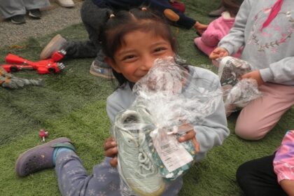 Lanzan campaña para donar calzado a niñas y niños de comunidades en Pucallpa