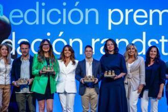 Ana Requena, Presidenta de Fundación Randstad, junto a los galardonados en la 20ª edición - Imagen cedida por Fundación Randstad
