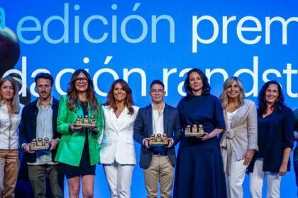 Ana Requena, Presidenta de Fundación Randstad, junto a los galardonados en la 20ª edición - Imagen cedida por Fundación Randstad