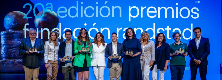 Ana Requena, Presidenta de Fundación Randstad, junto a los galardonados en la 20ª edición - Imagen cedida por Fundación Randstad