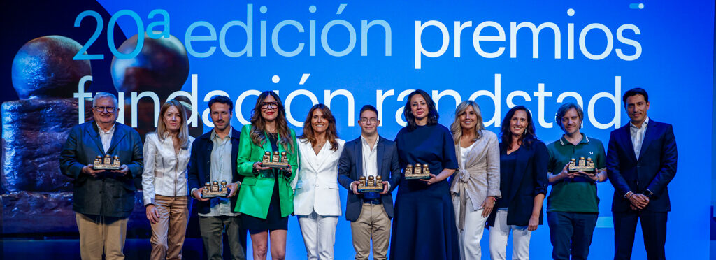 Ana Requena, Presidenta de Fundación Randstad, junto a los galardonados en la 20ª edición - Imagen cedida por Fundación Randstad