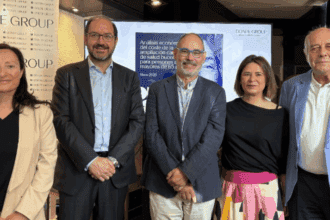 Dra. Clara Esteban, directora médica de DONTE GROUP; Javier Martín Ocaña, CEO de DONTE GROUP;Alberto Montero Soler, Profesor de Economía Aplicada de la Universidad de Málaga autor del informe; María José Abraham, directora general de la Fundación Edad & Vida; José Luis Fernández Santillana, presidente de la Confederación Española de Organizaciones de Mayores (CEOMA).