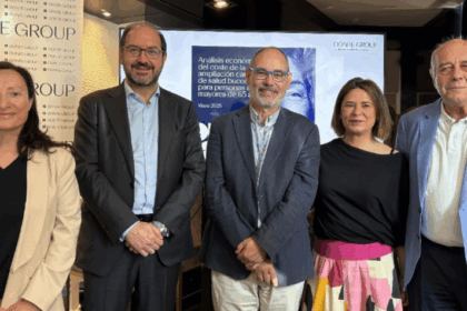 Dra. Clara Esteban, directora médica de DONTE GROUP; Javier Martín Ocaña, CEO de DONTE GROUP;Alberto Montero Soler, Profesor de Economía Aplicada de la Universidad de Málaga autor del informe; María José Abraham, directora general de la Fundación Edad & Vida; José Luis Fernández Santillana, presidente de la Confederación Española de Organizaciones de Mayores (CEOMA).