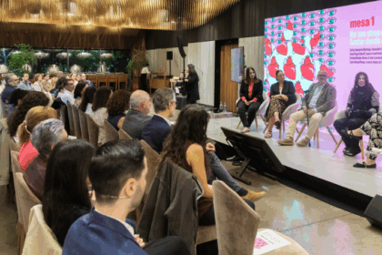 Ponentes de la jornada y representantes de la Xunta de Galicia y de Vegalsa-Eroski durante la celebración del evento