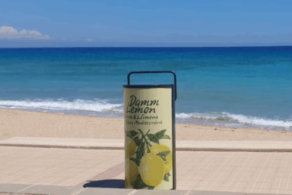 Máquina compactadora de latas Damm instalada frente a la playa