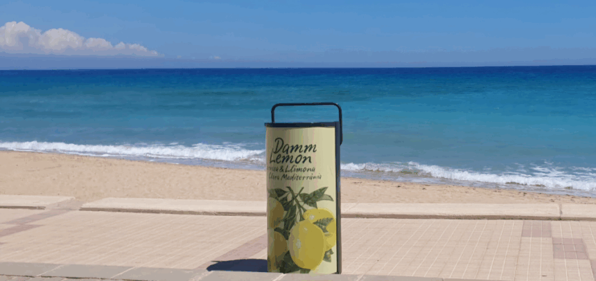 Máquina compactadora de latas Damm instalada frente a la playa