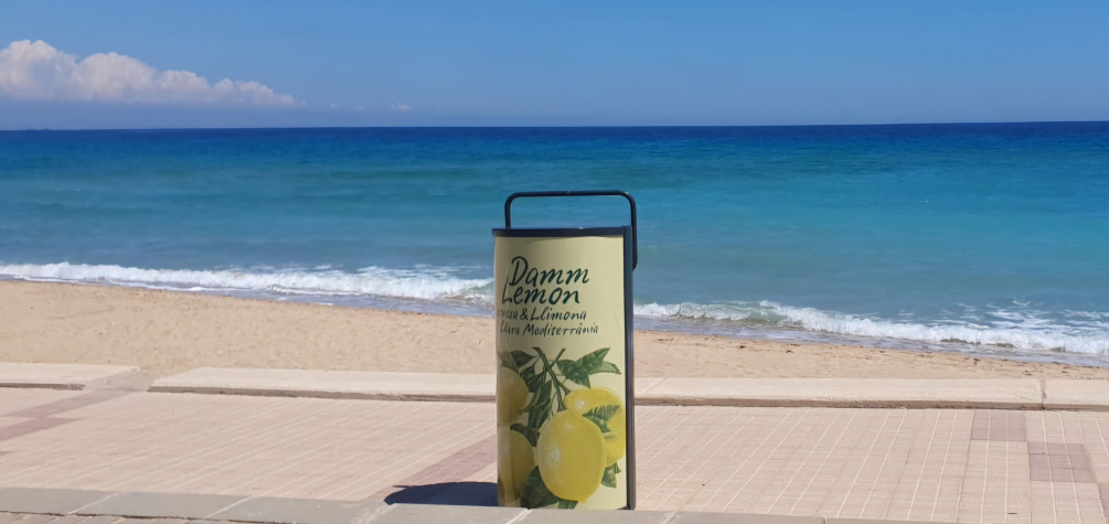 Máquina compactadora de latas Damm instalada frente a la playa