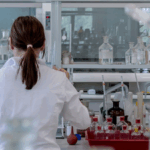 Profesional sanitario trabajando en un laboratorio