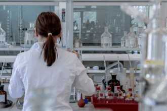 Profesional sanitario trabajando en un laboratorio