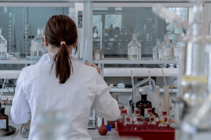 Profesional sanitario trabajando en un laboratorio