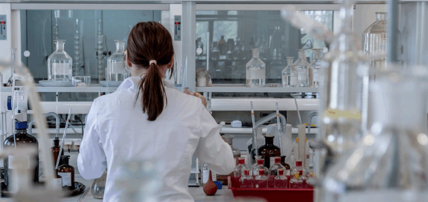 Profesional sanitario trabajando en un laboratorio
