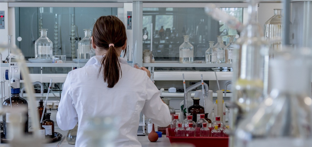 Profesional sanitario trabajando en un laboratorio
