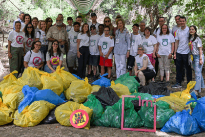 Foto grupal de los y las voluntarias junto con la Reina Sofía