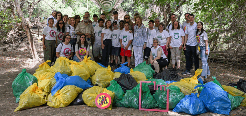 Foto grupal de los y las voluntarias junto con la Reina Sofía