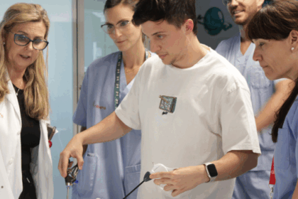 Alumno durante el primer curso de Cirugía Laparoscópica Virtual en Simulación Avanzada realizada en el Hospital Universitario del Vinalopó