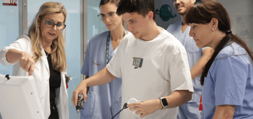 Alumno durante el primer curso de Cirugía Laparoscópica Virtual en Simulación Avanzada realizada en el Hospital Universitario del Vinalopó