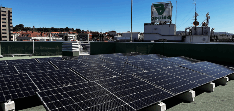 Placas solares ubicadas en el centro Ribera Povisa
