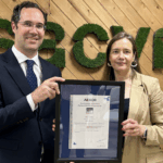 Enrique Megía, director de la sede de Madrid de AENOR, y Encarna Mateos, directora de Medio Ambiente, Calidad y Energía de Sacyr