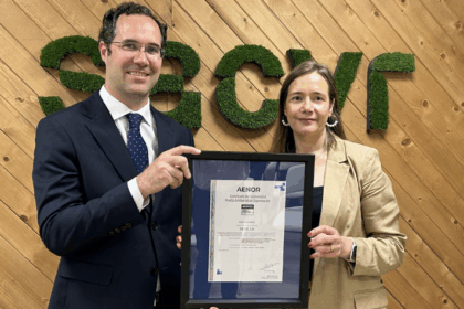 Enrique Megía, director de la sede de Madrid de AENOR, y Encarna Mateos, directora de Medio Ambiente, Calidad y Energía de Sacyr