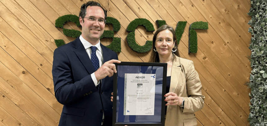 Enrique Megía, director de la sede de Madrid de AENOR, y Encarna Mateos, directora de Medio Ambiente, Calidad y Energía de Sacyr