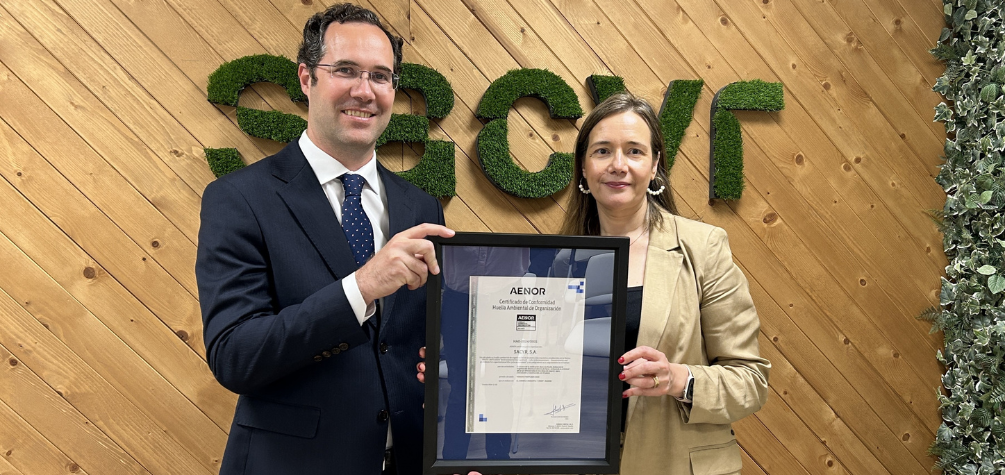 Enrique Megía, director de la sede de Madrid de AENOR, y Encarna Mateos, directora de Medio Ambiente, Calidad y Energía de Sacyr