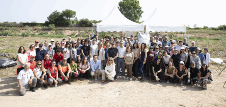 Voluntarios de AstraZeneca y Cruz Roja