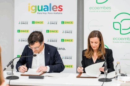 Momento de la firma entre Grupo Social ONCE y Ecoembes