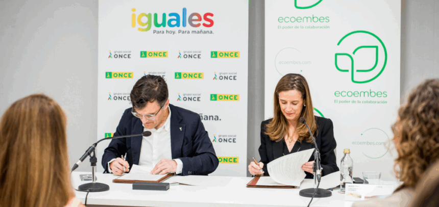 Momento de la firma entre Grupo Social ONCE y Ecoembes
