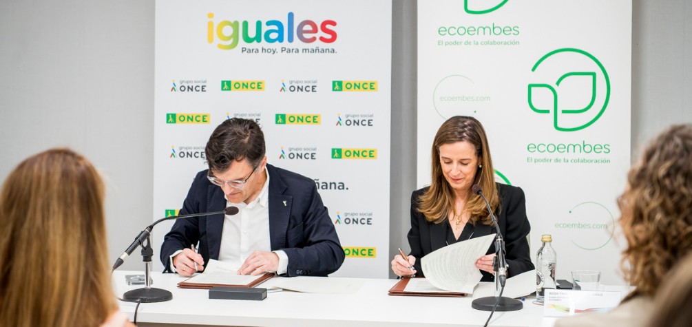 Momento de la firma entre Grupo Social ONCE y Ecoembes