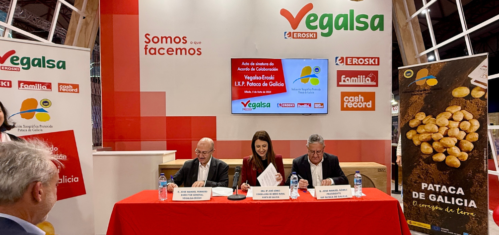 Esta cifra supone que el 60% del volumen total de comercialización de patata amparada bajo la Indicación Geográfica Protegida (IGP) Pataca de Galicia que se vende en la comunidad gallega fue adquirida en establecimientos Eroski, Autoservicios Familia y Cash Record, posicionando a Vegalsa Eroski como la principal distribuidora de este producto en Galicia