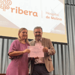 María Eugenia Amorós Gil, directora de personas Ribera Región de Murcia recogiendo el reconocimiento en la Universidad de Murcia (UMU)