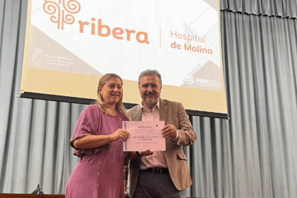 María Eugenia Amorós Gil, directora de personas Ribera Región de Murcia recogiendo el reconocimiento en la Universidad de Murcia (UMU)