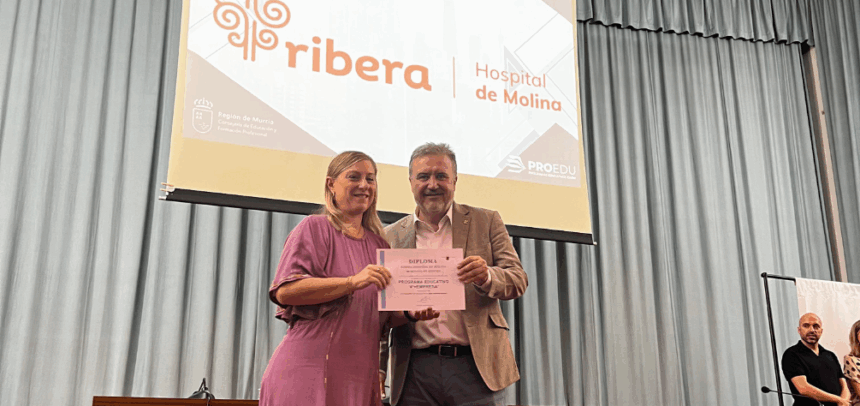 María Eugenia Amorós Gil, directora de personas Ribera Región de Murcia recogiendo el reconocimiento en la Universidad de Murcia (UMU)
