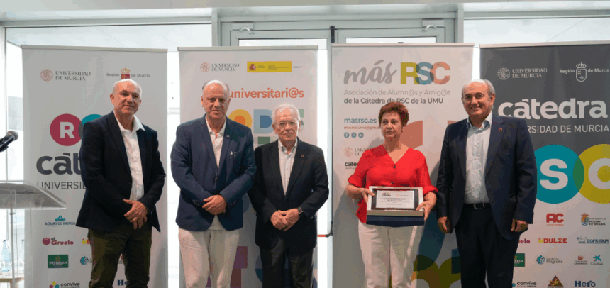 Rosa Cano, directora de Columbares y presidenta de la EAPN en la Región recibe el reconocimiento